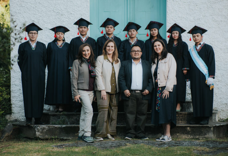 Primera Generación de Mangochango Academy Tecpán: Un Sueño Cumplido